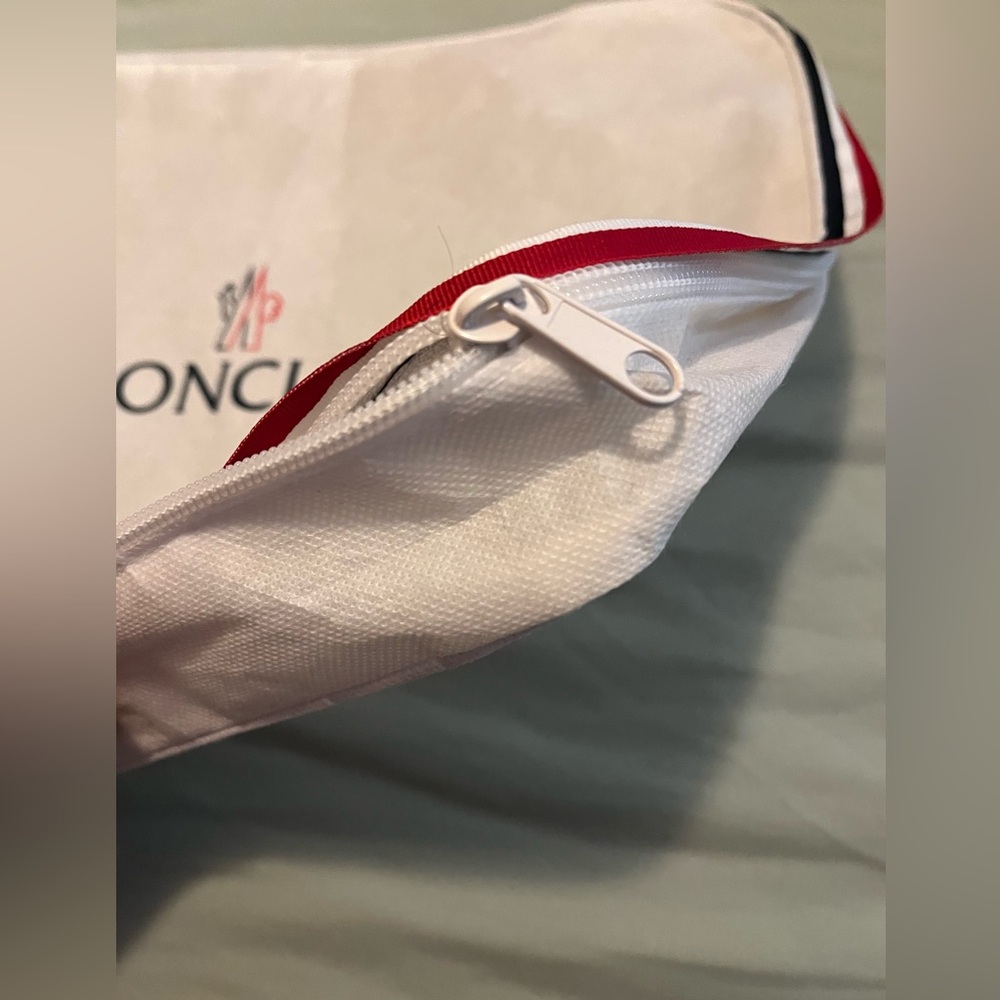 Moncler Bundle. Dust bag, zipper pouch, glasses cloth & sunglass holder. - Picture 6 of 7
